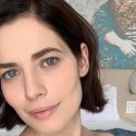 Юлия Снигирь в пеньюаре снялась на постели